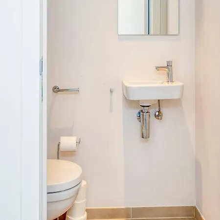 Apartamento Beautiful For 10 With Garden